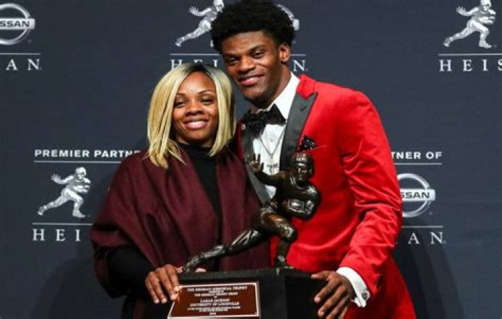 Lamar Jackson Biography, Age, Height, Wife, Net Worth, Family